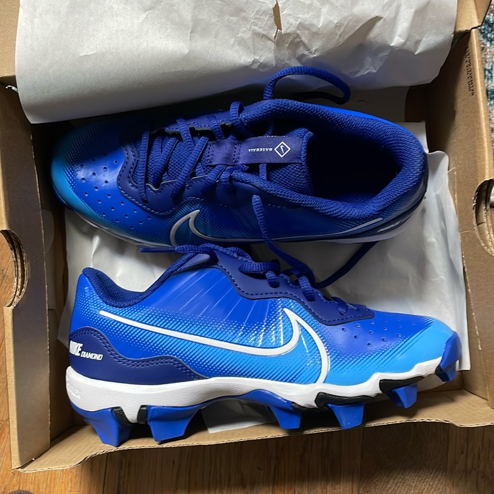 New Baseball Cleat  ( in the box, never worn). Youth  size 4.